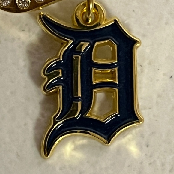 New Era Detroit Tigers Logo Pin Brooch Baseball Pins Streetwear Hat Hats - Picture 2 of 6